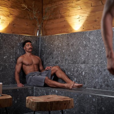 Mann entspannt sich im Fitnessstudio von INJOY Dorsten
